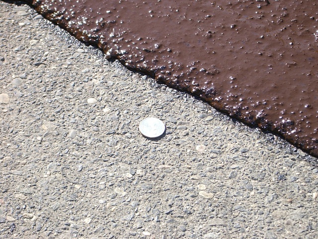 Slurry Seal - технология нанесения покрытия из битумной суспензии (как с полимерной модификацией, так и без неё) на существующий асфальт